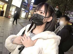 【素人ナンパ】19歳の美少女！電マを当てられた地下アイドルの10代女子が自分で電マを持ってオナニー！