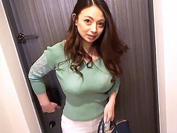 【盗撮×素人】官能的な体をシェアする年上女性！熱烈なセックスで子宮奥を貫かれ悶え狂う彼女の姿に見とれる