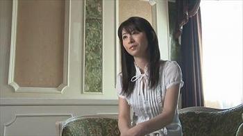金持ちの女性、性的な欲求を満たし、男性に尽くす