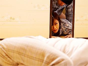 【母子姦】異物挿入オナニーを息子に見られた四十路主婦が夫の近くで強引に迫られ寝バックで膣奥ガチピス悶絶！