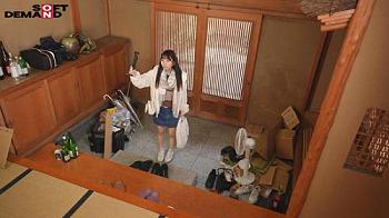 【ロリ美少女×貧乳】性に関して何も知らないピュアな女の子が粘着オジサン達とワケあり合法共同生活