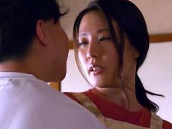 色っぽい母親が義息子と近親SEX！溜まっていた熟女はお漏らししながら激イキ♡もう母のほうから求めてしまう淫乱熟女に変身！