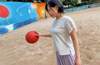 【素人】巨乳すぎてTシャツがパツパツなスポーツ大好きなショトカ女子大生！