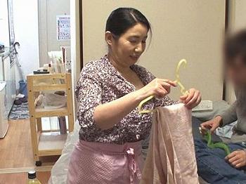 【熟女】おばさんレンタルの50代美魔女美女人妻を自宅で盗撮隠し撮り！若い大学生とエロ不倫セックスしてしまい精子中出し⁉