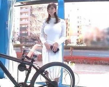 買い物帰りの美人な若妻をナンパしてディルド付き自転車で大量潮吹きさせガン突きNTRセックス！