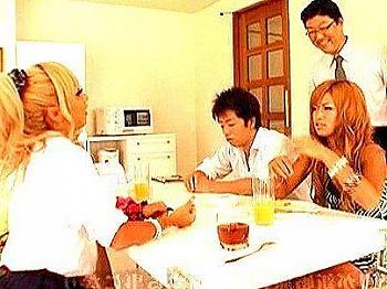 ＜GAL姉妹！＞マジかよ？！親の再婚でギャル3姉妹と同姓！誘惑から禁断セックス発展興奮シチャウゾ(アダルト動画)