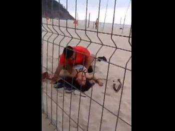 【個人流出】砂浜でマッチョな男に襲われてる素人娘をこっそり隠し撮りしたヤバイやつ…