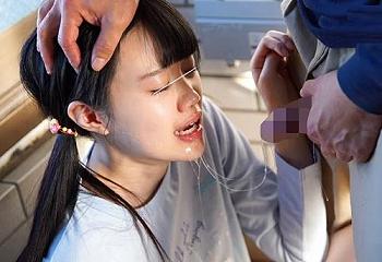 玄関前で親の帰りを待つ女子〇学生に媚薬まみれのチンポを鬼イラマ！強制発情で濡れた子供パンツを脱がせて&hellip;