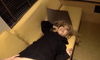 クレープ店で働くギャル店員が、仕事中にパンチラを連発。隠しカメラが仕掛けられた部屋で、激しく突かれ潮を吹きながらイキ果て