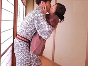 家族で温泉旅行に来た先で禁欲中の娘婿が嫁の母の艶めかしい浴衣姿にもう我慢できない！寝込みを襲って中出し孕ませSEX！