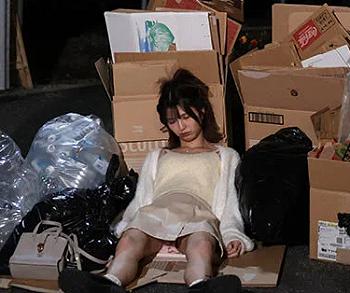 【媚薬レイプ】「路上で酔いつぶれた美少女の末路！」媚薬を盛られて、クズ男に中出しされてしまった？！【倉本すみれ】