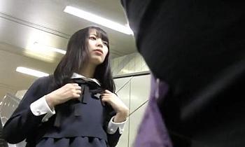 【女子高生】この娘を電車の中で指が濡れるくらいに手マンしてあげるｗ【痴漢陵辱】