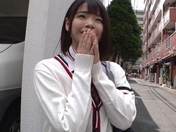 【援交女子校生❤素人】ロリ顔しながらお金欲しさに出会い系で男漁り❤SEXは大胆でオヤジの肉棒パイパンマ〇コに生ハメさせて