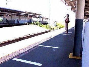 ＜痴漢！＞「ターゲート発見！」エロい体のお姉さん！電車の中で痴漢師の餌食で犯されるぞ(アダルト動画)