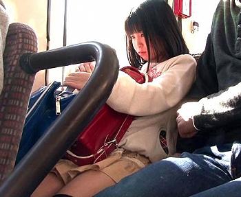 ランドセルを背負った少女をバス内で集団痴漢レイプ！ロリ少女を取り囲み大量ぶっかけ！