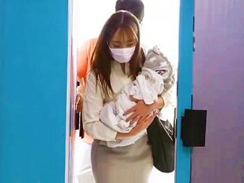 【素人ナンパ】「夫よりデカチンかも…」マジックミラー号で美巨乳パイパン奥様を人妻ナンパ…寝取り生中出し【NTRエロ動画】