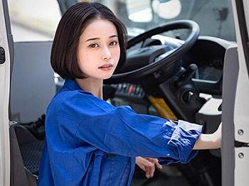 《人妻×NTR》新妻が熟練の運転手に犯され硬い男根を深く挿入され子宮内への猛烈な放出で理性が崩壊するほどの快楽に溺れる