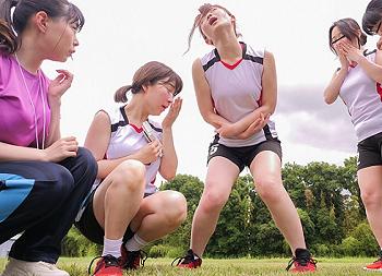 【リモコンバイブ調教】じょぼじょぼと失禁してしまう野外調教！バレー部員のオシリと恥部をドラッグ漬け