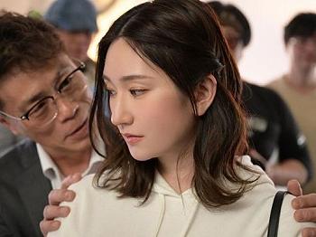 【人妻NTR】寿退社した専業主婦のエロ爆乳妻からメモリアルヌード撮影を相談&hellip;会社の部長に聞かれ何故か妻と部長の2人撮影に