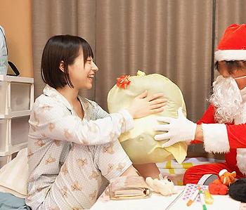 【留守番レイプ】「サンタさん、本当にいたんだ！」無邪気に喜ぶ美少女が変態親父に中出しされてしまう！【小島みこ】