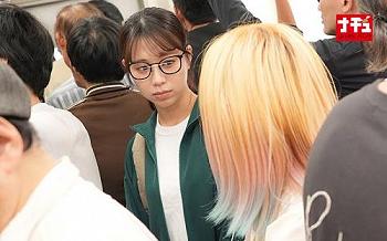 【地味女&times;痴漢】大人しそうな地味女が満員電車で卑猥な服装を強要されオマンコを濡らされまくる！