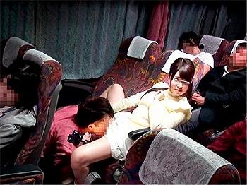 【素人×モニタリング】夜行バスで男女友達大学生がバレないようにハメ撮りする企画で声我慢で悶える美少女JD！