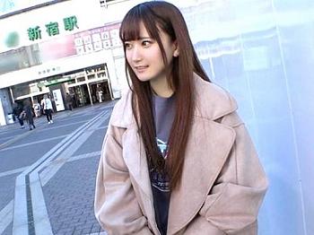 【素人ナンパ】歌舞伎町で悩みをぶっちゃけるスレンダー店員におっぱいツンツンしたり美ケツ弄りベロチューキスする男が乳首舐め