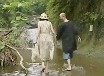 昭和の男女がセックスをする場所は…野外！川辺や物置小屋で激しくハメるカップルたち