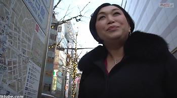 【熟女ナンパ】貫禄ある顔つきとボディの熟女看護師はアナルにズッポリ指を挿入され直腸快感に甘えた声で喘ぎまくり