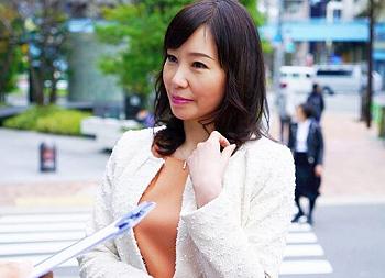 【熟女ナンパ】美人で色気溢れる50代美魔女にエッチなアンケート！欲求不満を聞き出して他人棒に欲情する浮気SEXで痙攣絶頂