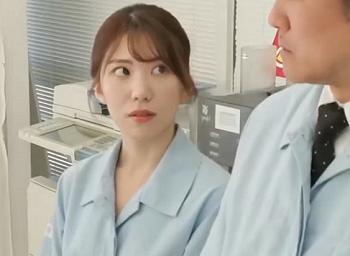 【不倫】完全に夫とは冷めきってしまった主婦！パート先で店長を勃起させ生入れピストン