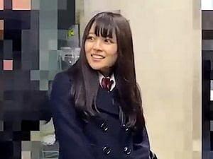 嫌がるJKの太ももにザーメン擦り付けるの最高っす【電車痴漢 電射 逆さ撮り ヤバイやつ ロリ 女子高生】