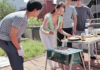 エロ美人な人妻が豊満ボディを息子の同級生チンポで突かれまくって悶絶昇天！強烈すぎる生ハメ種付けセックスで快楽堕ち！！