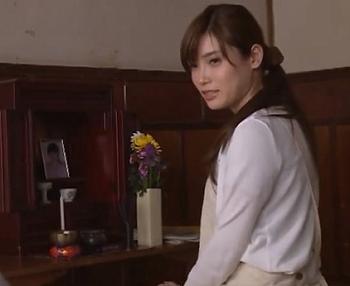 【償い】知人妻が天国にいってしまい旦那さんが独り身！エロ乳妻が衣服を脱ぎハメられる