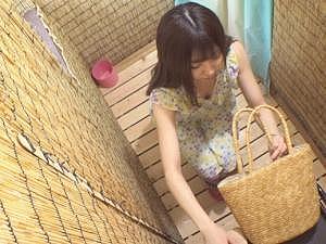 【オナニー盗撮】海の家のシャワー室という非日常空間でムラムラが止まらない女たち!!下品にもアソコをまさぐりまくって…