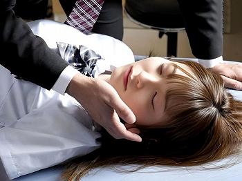 キチガイ教師の睡眠薬で昏睡したエロ制服JKを肉便器レイプ！絶倫デカチンの強姦凌辱でメス奴隷にし中出し調教！＜フェラ抜き＞