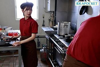 【人妻×不倫】旦那の稼ぎが悪いため牛丼屋で働く美人妻が年下学生のバイト君と不倫性交にハマってしまう！