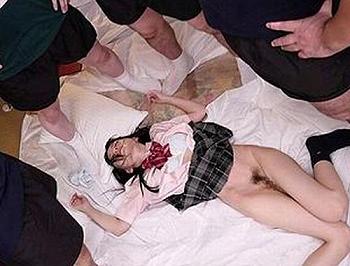 ≪女子マネJKレイプ≫ラグビー部の巨漢たちに犯された低身長ロリっ子！巨漢プレスで動けない…思春期男子は止まらず大量射精