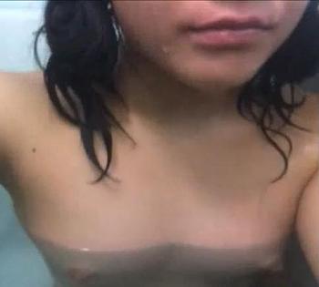 【個人流出】中学生くらいの幼い少女が入浴シーンを自撮りした素人エロ動画！湯船の中で一人エッチ