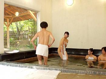 【夫婦交換NTR】旅行中の夫婦2組に声掛けて初対面の夫婦同士でタオル一枚で温泉混浴！過激ミッションに挑戦するエロ企画