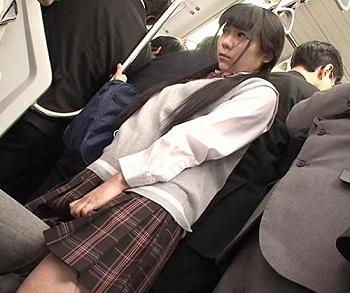 女子校生電気アンマ痴漢！座席の前に立ったウブそうな女子校生の股間に、偶然を装い足を割り入れて振動を与える…
