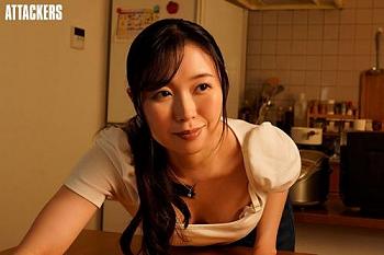 【熟女×胸チラ】美人で優しい友達のお母さんの無自覚すぎる浮きブラ乳首に我慢できず襲ってしまう！