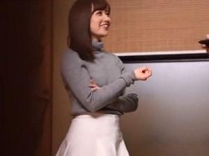 「おばさんと温泉入りたいの？♡」温泉旅館で大学生グループと知り合って不倫しちゃう美人妻！ママ友たちと王様ゲームで遊ぶ！