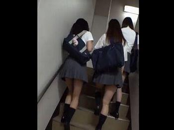 【XVIDEO】『人来ちゃうよぉ～』高校生が学校でゴム無しSEX！制服を乱れさせて感じまくり