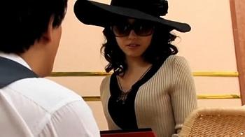 表向き接吻のみという気安さから利用する女性も多いという。特に男に飢えた未亡人に好評である。ホストは全て絶倫なのだ♡