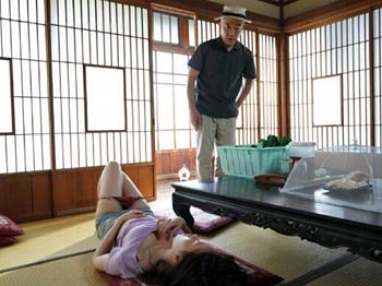 【人妻レイプ】欲求不満でオナニーして半裸で眠るエロ美熟女を町内会長が偶然の目撃&hellip;無理やり中出しレイプされて快楽で不倫堕ち