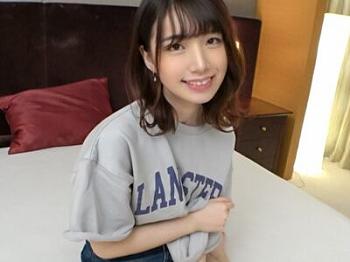 【色白美少女の着衣プレイ】めちゃかわキュートな美少女と服を着たままエッチ！服の上からでもわかる敏感ボディがチンコ挿入で悶