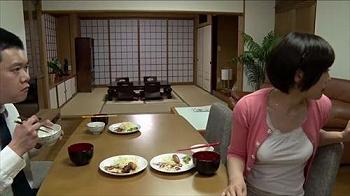 父親がいない隙を突いて、少年は母を誘惑し、その肉体を貪り続けた。