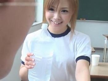 『先生が水くれたから一緒に飲もうよ…❤』女子部員に悪戯目的で部活顧問が渡した媚薬入りの水を同級生と飲んじゃった女子校生が