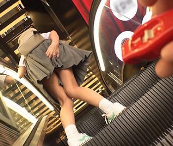 ボタン押したら美少女が悶える遊び！ちんぽ咥えさせて膣内射精しまくり